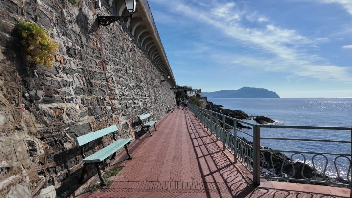 Nervi, la passeggiata Anita Garibaldi con il promontorio di Portofino sullo sfondo