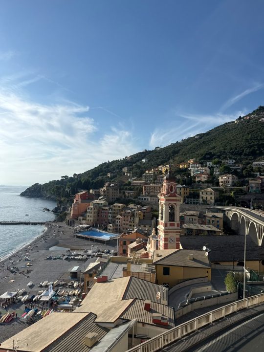 Il borgo dall'alto, tra spiaggia e ferrovia