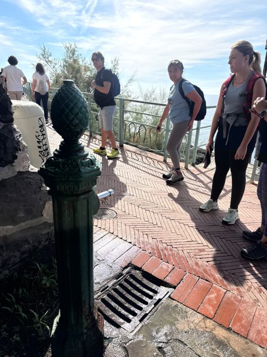 Si parte: la passeggiata a mare