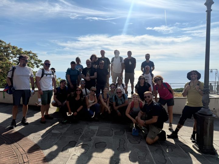 Tutti insieme sul belvedere di Pieve Alta, affacciati sul golfo