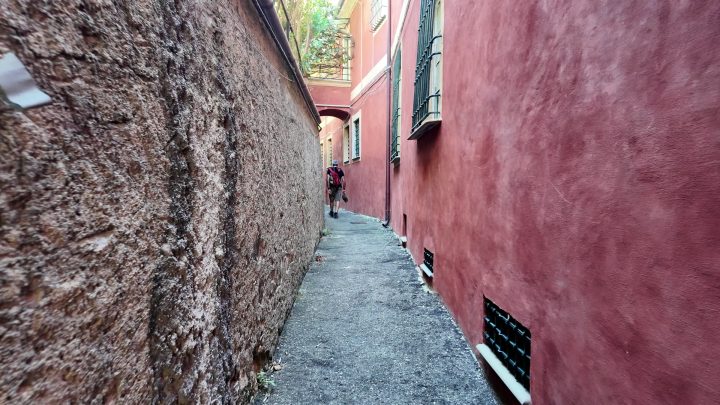 Un vicolo tra le case rosse