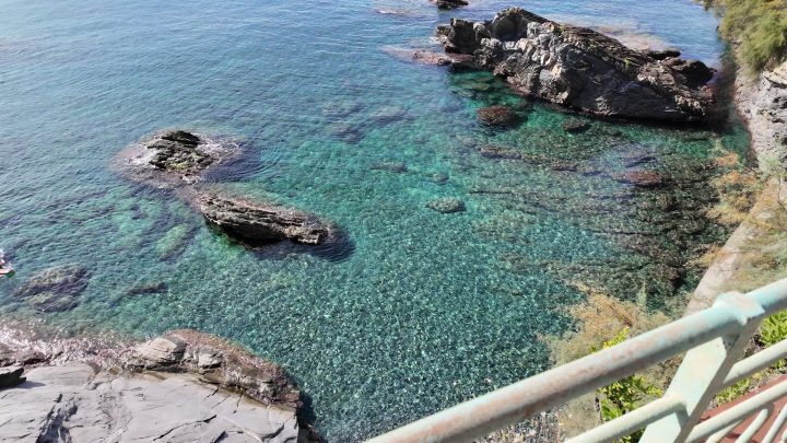 Acqua limpida nelle calette sotto la passeggiata