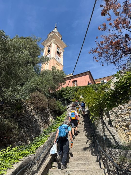 Si sale per le creuze, verso il campanile